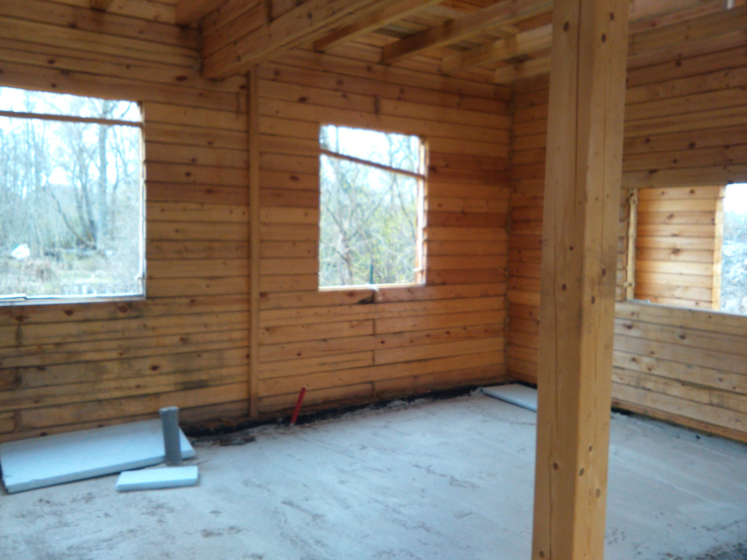 Reparation av en träfasad i Sverige.