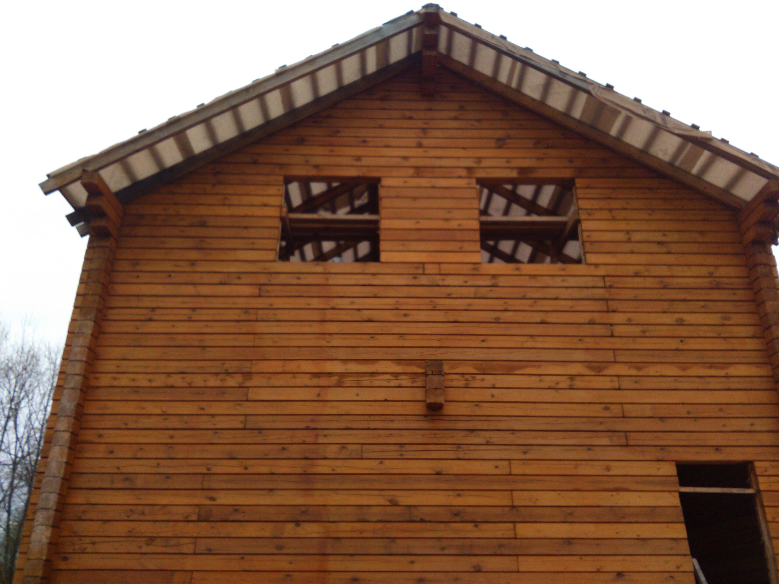 Reparation av en träfasad i Sverige.