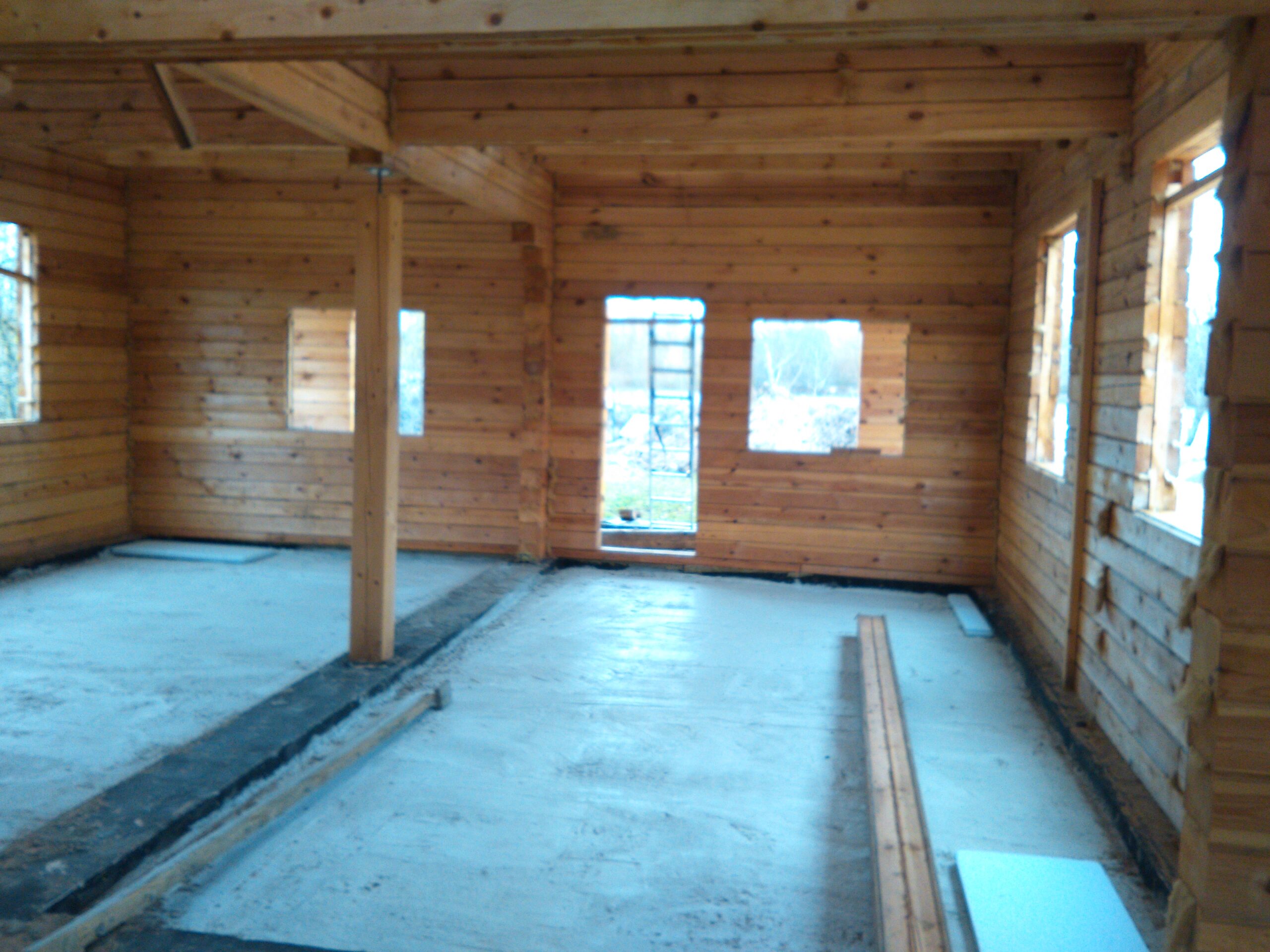 Reparation av en träfasad i Sverige.