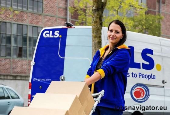 2021_Photo-Delivery-woman-van-parcel-logo-descriptor_M02_ASIDE-1